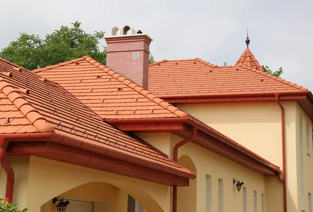 Rodinný dom s novou tehlovočervenou strechou a medenými žľabmi